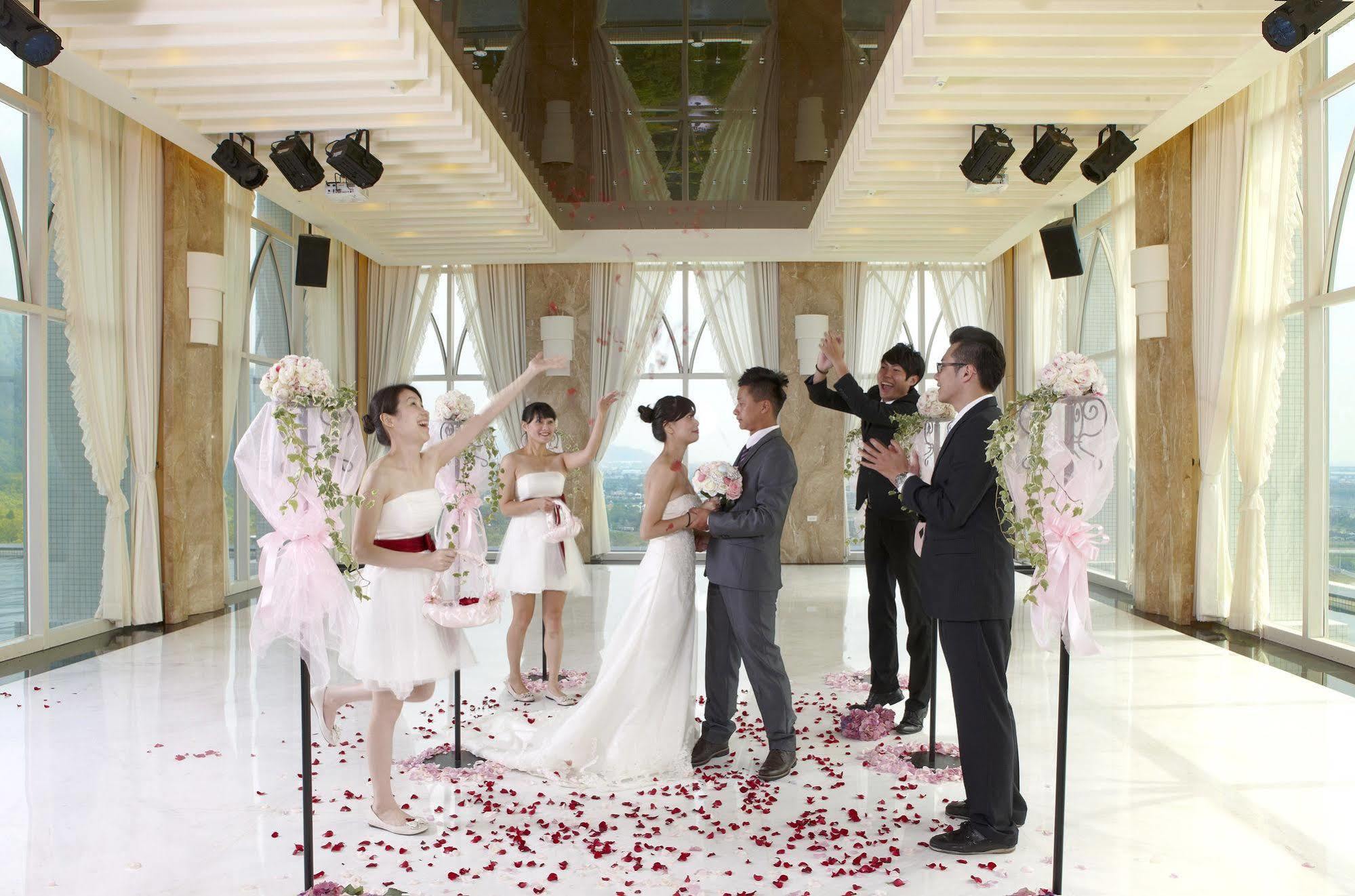 ג'יאושי Evergreen Resort Hotel - Jiaosi מראה חיצוני תמונה A wedding in the Sky Chapel